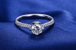 周六福和六福哪个好 周六福和六福哪个贵