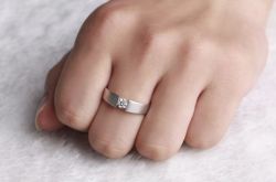 男生左手中指戴戒指什么意思 男人左手中指戴戒指的含义