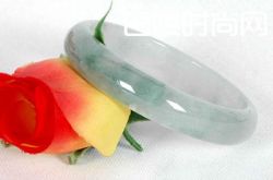 女性戴什么材质的手镯好 不同材质的手镯适合哪些人