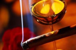 厉害了，吸烟前来杯葡萄酒可减少血管损伤