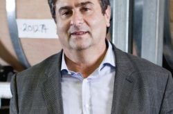 柯斯拉重组品牌以确保其家族所有权