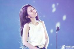 Hebe演唱会上粉丝看ELla直播 Hebe怒斥：白目！