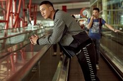 何润东动感硬汉街拍魅力满分  完美HOLD住圆寸