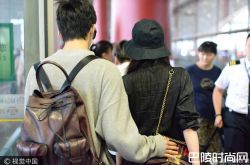 井柏然真的很喜欢倪妮 两人牵手的眼神很恩爱