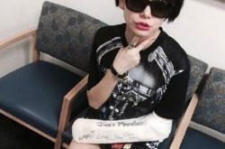 戚薇左臂骨折现身机场 网友喊话老公护驾