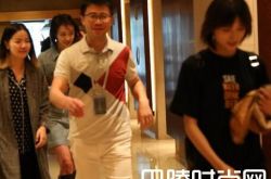 郑爽带替身出席两人一模一样 妍妍个人资料私照曝光