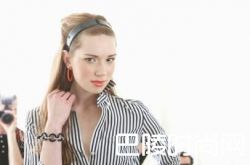 女模在跑道拍片 画风突变摄影师都疯了