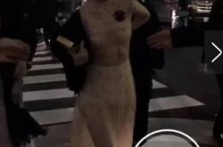 名模水原希子穿透视装亮相时装秀  女星晚上在街上穿透视裙被看光