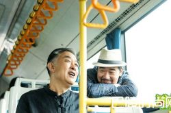 《亲爹后爸》杀青？特辑揭露笑中带泪剧情