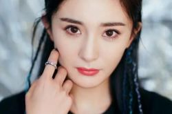 杨幂《明日之子》录制造型曝光 炫酷脏辫美翻天