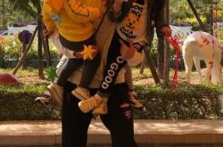 董力两手抱仨娃 安吉阿拉蕾小鱼儿玩的超开心