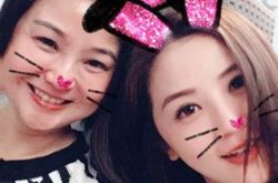 蔡卓妍晒与妈妈搞怪自拍 母女合影可爱似姐妹花