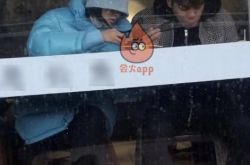 网友偶遇张若昀唐艺昕吃午餐 小情侣亲密恩爱