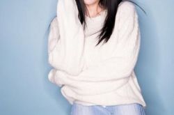 杨幂展现灵动眼眸 网友却警告：请正视你的驼背问题