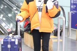 《猎场》女主菅韧姿现身机场 穿面包服亮眼