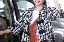 张嘉倪被爆怀二胎 纯素颜出门显高颜值