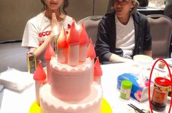 林允剧组庆祝22岁生日 周星驰呆萌表情抢境