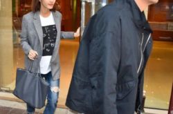 余文乐和妻子十指相扣逛街 冷暴力谣言不攻自破