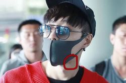 张艺兴呆萌露出草莓印 疑似心上人栽种的