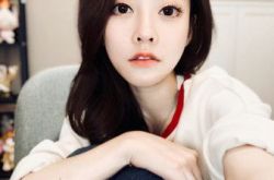 冯提莫激战土豪干爹后 曝光胸贴土豪正面床照