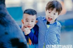 嗯哼Jasper手机视频玩亲亲 萌化一批粉丝