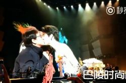 成龙现身王力宏演唱会 二人激吻基情满满