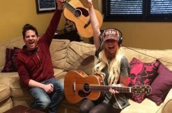 艾薇儿与富二代男友意大利晒幸福 挺孕肚环爆男友