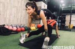 康妮媚练双人瑜伽教练受不了