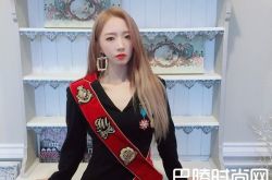 孟美岐素颜照片曝光 眼睛小一半