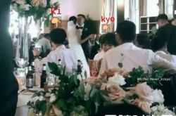 宋宋夫妻参加好友婚礼 宋慧乔短发更美了