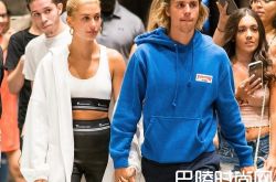 小贾斯汀订婚6天露面 水中缠绵海莉浪漫激吻照曝光