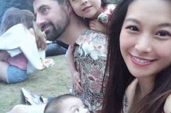 艾莉丝羞曝老公爱的举动 365天不曾间断点赞