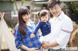 赵锦焘被女演员敲门对剧本 老婆梁又琳挺孕肚探班