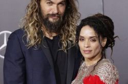 杰森·莫玛8岁就爱上大12岁的老婆 18年后追到偶像