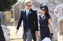 哈利王子为老婆梅根过生日 秀恩爱