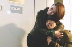 昆凌七夕甜蜜紧抱周杰伦 谢谢一直在我身边老公