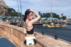 欧阳妮妮撩长发秀裸背 日本旅游秀迪斯尼战服