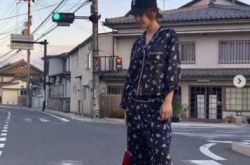 蔡依林睡衣直接穿上街 和闺蜜一起看日出