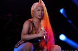 妮琪米娜台上衣服位移走光 冷静推回去化解被赞爆