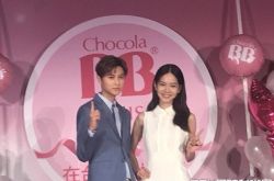 王子托下巴回应恋情  曾之乔萌问很甜蜜吗？