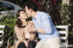 陈怡蓉与黄柏钧恋情近况 直奔女友家门献吻