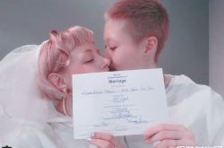 19岁小龙女吴卓林结婚了 甜吻大12岁女友Love wins