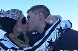 帕丽斯希尔顿悔婚 男友讨回22克拉钻戒