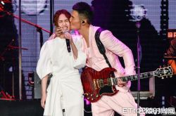 杨丞琳李荣浩合体做爱心 感恩节最温暖