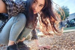 杨幂罕见正脸自拍曝光 粉丝觉得姿势怪怪的