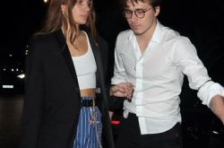 布鲁克林新女友是谁？被狗仔包围直接牵起新女友