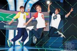 三年鬼妞恋亮红灯 小鬼爆神秘手机撩妹