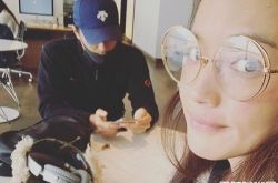 冯德伦罕见晒老婆视角照片