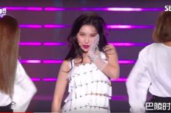 歌手善美辣舞走光 肩带当场断掉白色Bra外露