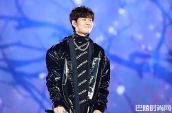 周兴哲有对象吗？手比爱心卖萌